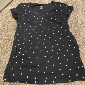 H&M maternity tee with small white hearts - medium